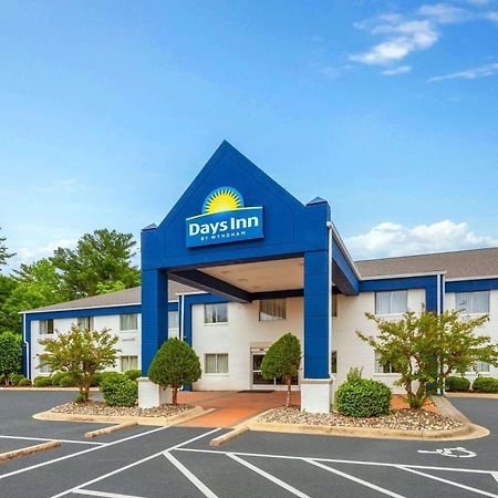 Days Inn & Suites By Wyndham Siler City Bagian luar foto