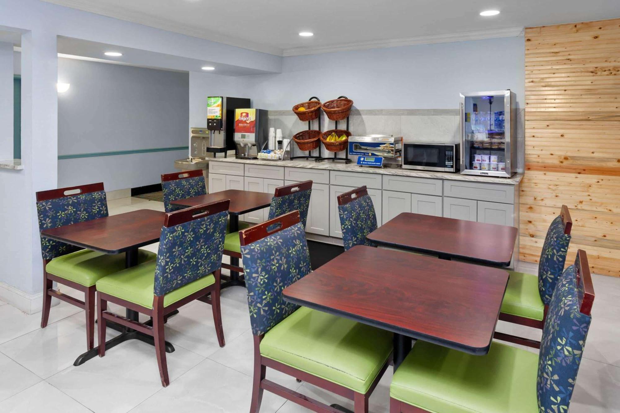 Days Inn & Suites By Wyndham Siler City Bagian luar foto